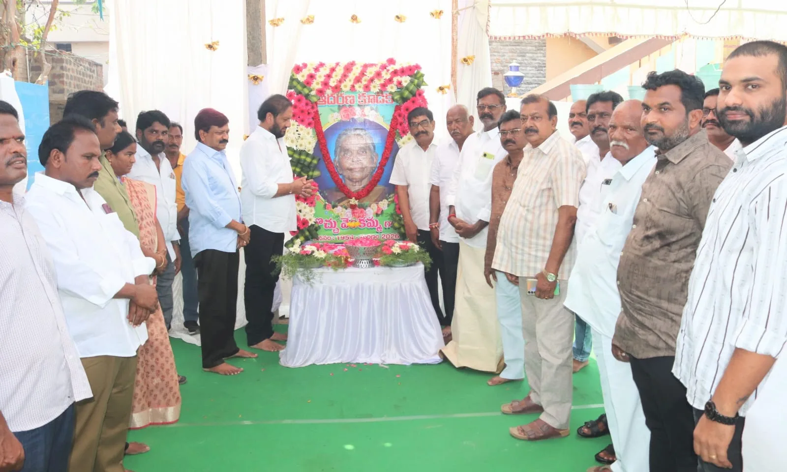 బొచ్చు వెంకమ్మ చిత్రపటానికి నివాళులర్పించి ప్రసన్న కుమార్ రెడ్డి.