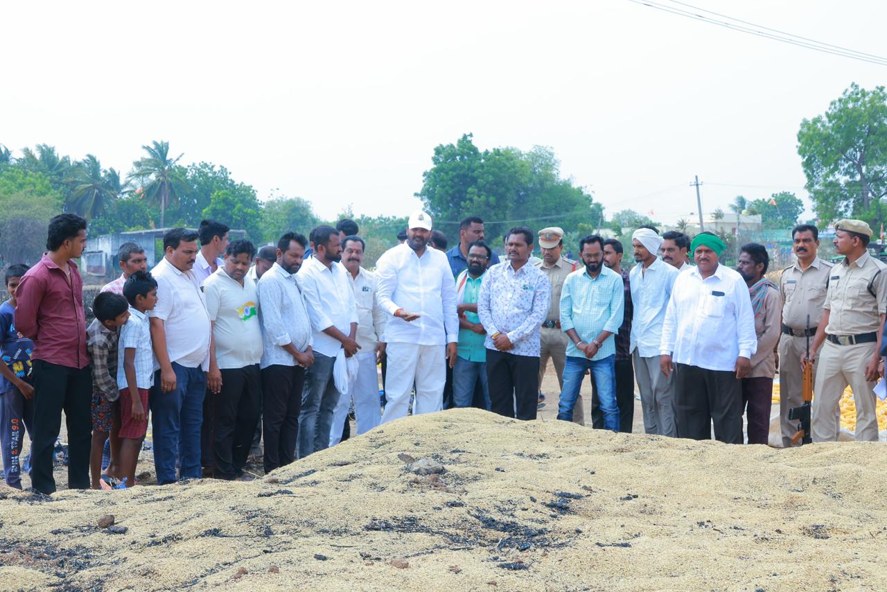 ధాన్యం దగ్ధంతో నష్టపోయిన రైతులకు అండగా ఎమ్మెల్యే విజయరమణ రావు