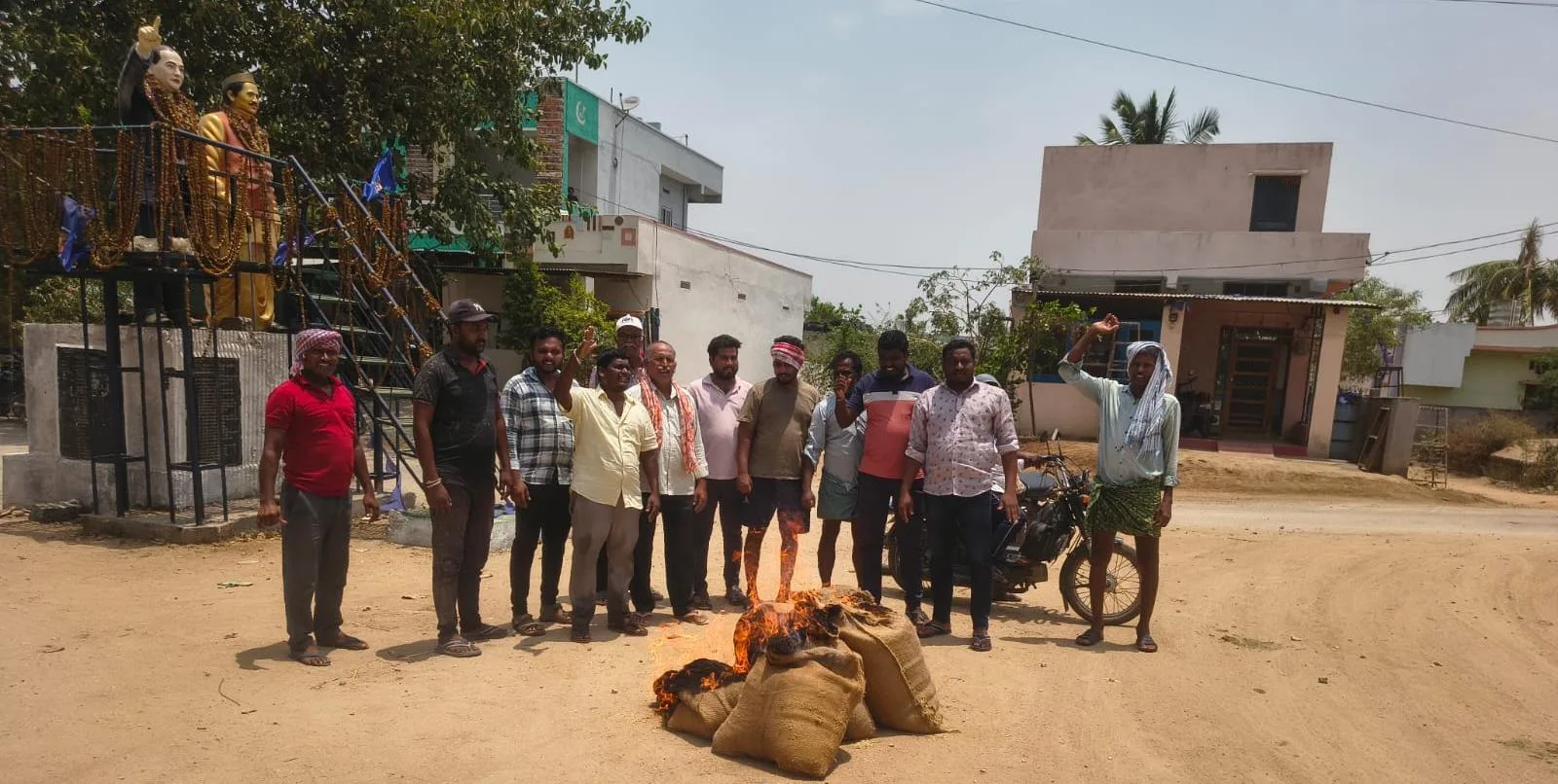 గొట్టిపర్తిలో ధాన్యం కొనుగోళ్లలో అక్రమాలు – క్వింటాకు 5 కిలోల కటింగ్‌పై రైతుల ఆగ్రహం, బస్తాలకు నిప్పు