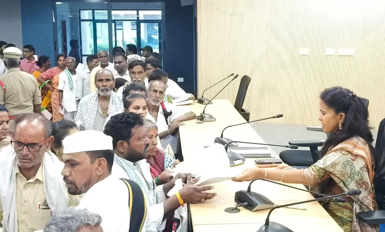 అర్జీల పరిష్కారంలో జాప్యం వద్దు.. ప్రజావాణి దరఖాస్తులను వెంటనే పరిష్కరించాలి