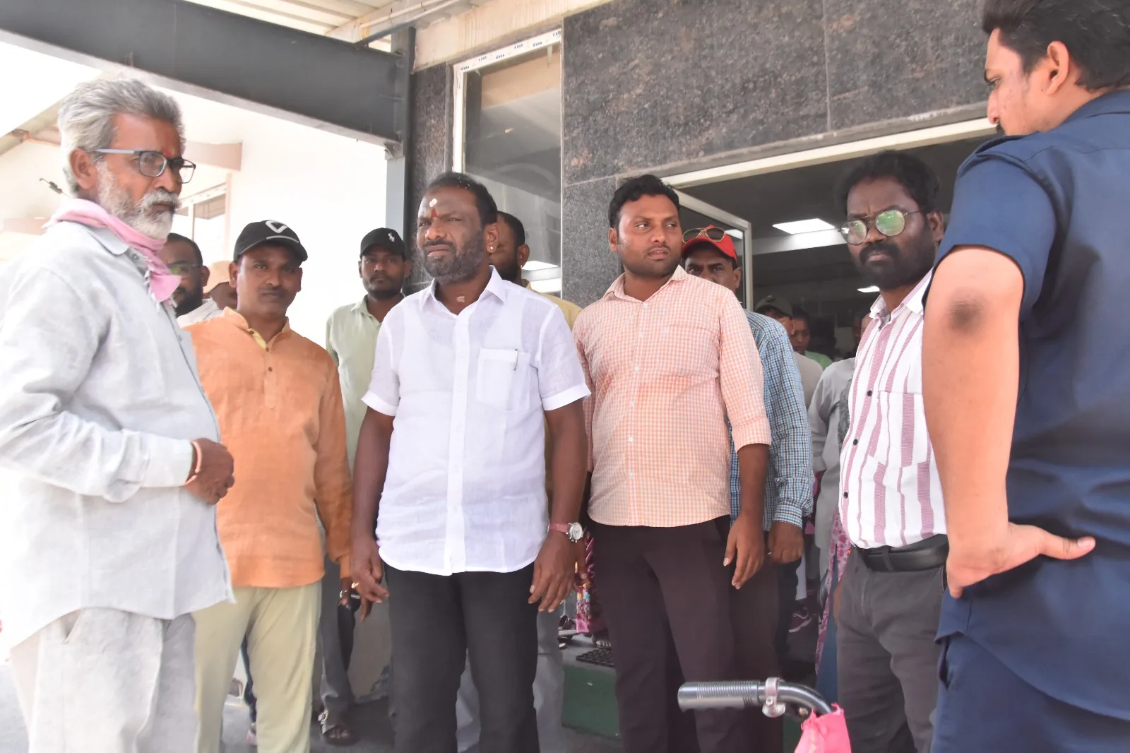 ఎండల నుంచి పారిశుద్ధ్య కార్మికులకు రక్షణ