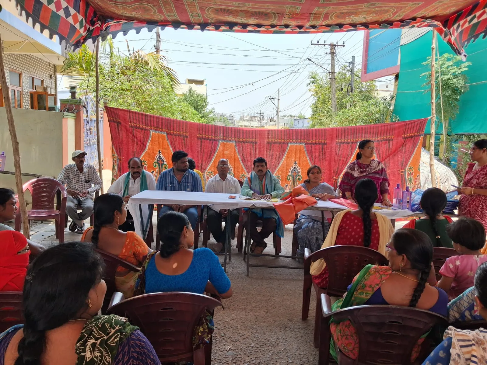 47వ. డివిజన్‌లో స్థానిక కార్పొరేటర్ దాసరి సాంబమూర్తి ఆధ్వర్యంలో ఇందిరమ్మ చీరల పంపిణీ…