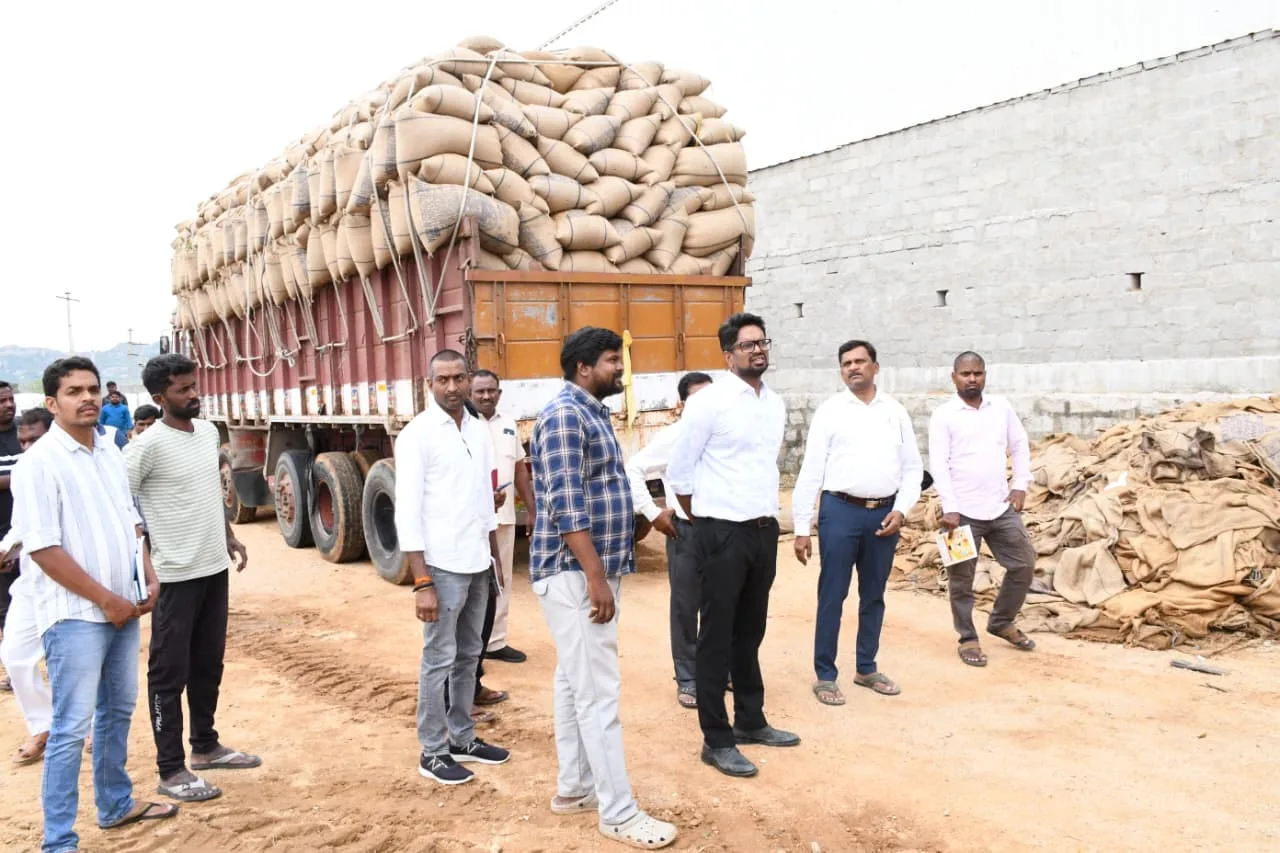 వరి ధాన్యం ట్రాన్స్పోర్ట్ కోసం లారీలను అదనంగా సమకూర్చాలని కాంట్రాక్టర్లను ఆదేశించిన జిల్లా కలెక్టర్ ఆదర్శ్ సురభి