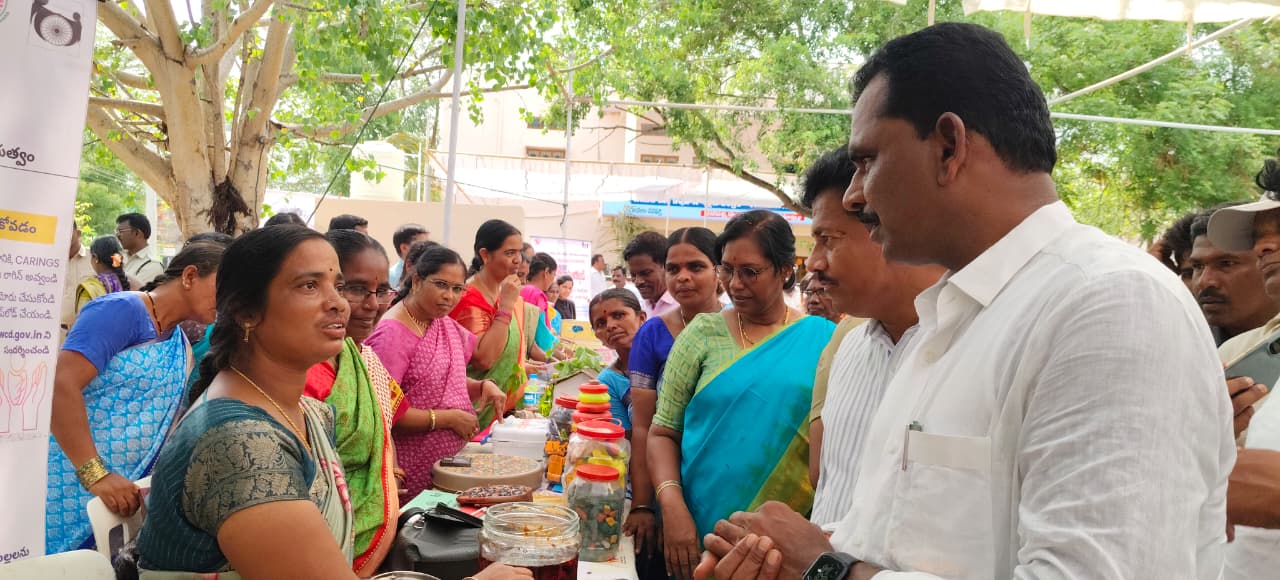 మహిళల సాధికారత కోసం ప్రభుత్వం అనేక సంక్షేమ కార్యక్రమాలు అమలు చేస్తుంది