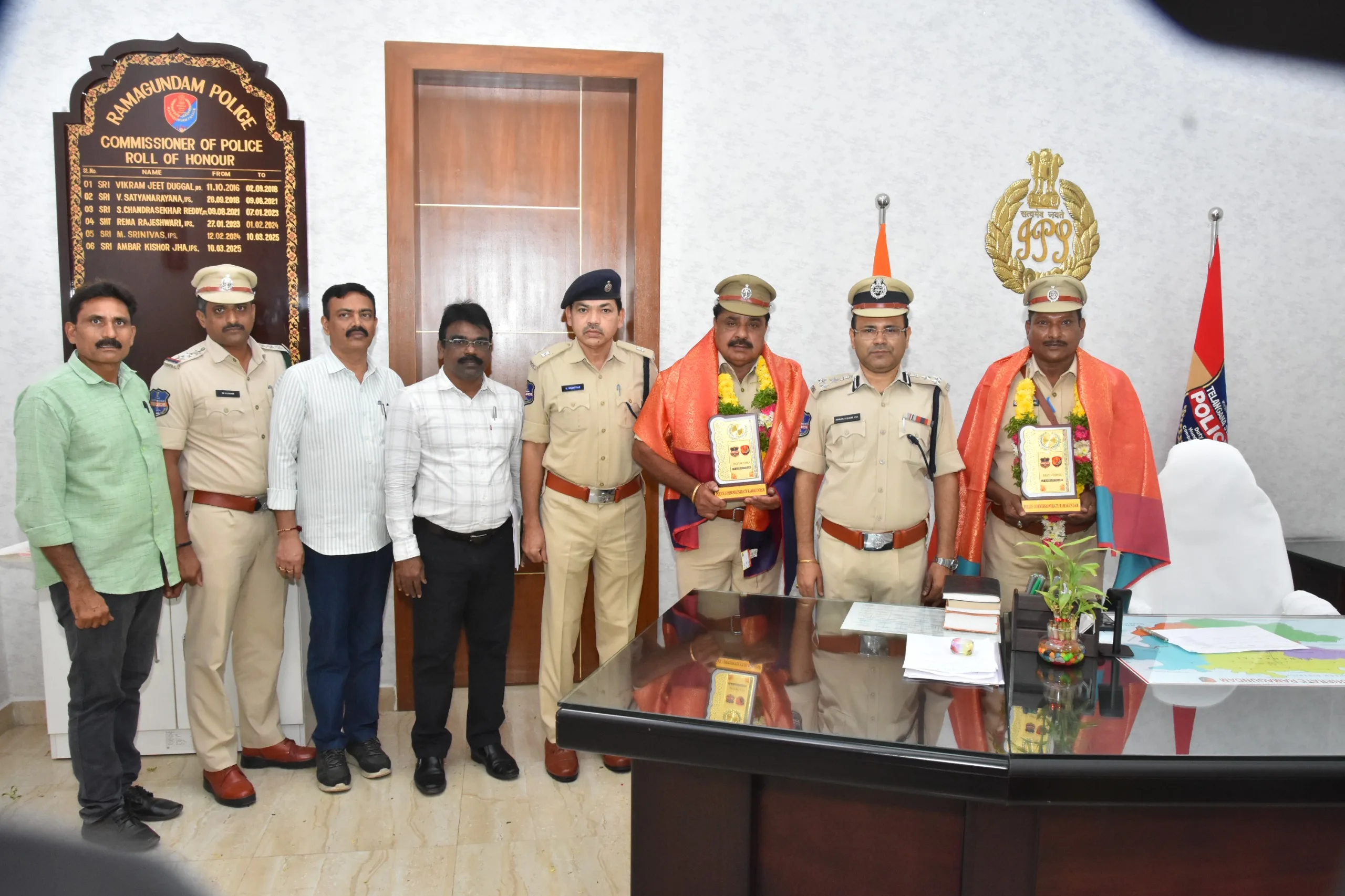 సమాజ సేవలో విశిష్ట సేవలు అందించిన పోలీసు అధికారులకు ఘన వీడ్కోలు….