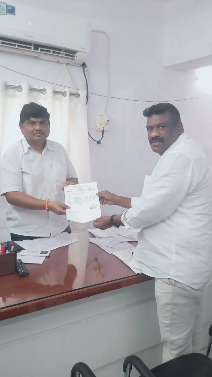 ఇళ్లపై నుంచి వెళ్తున్న విద్యుత్ తీగల తొలగింపునకు చర్యలు తీసుకోవాలి…..