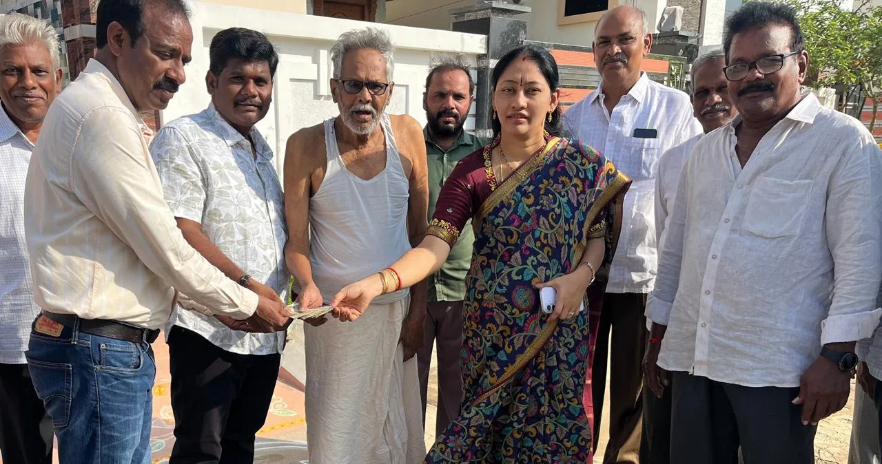 అవ్వ, తాతలకు పెన్షన్లు పంపిణీ చేసిన మోర్ల సుప్రజ