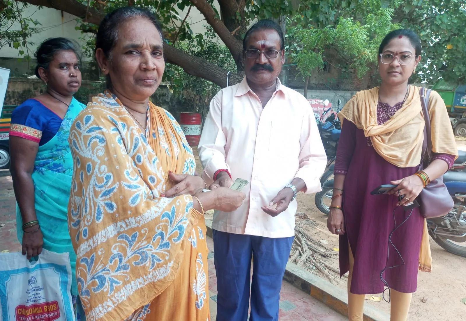 పెన్షన్లు పంపిణీ అవ్వ తాత కళ్ళల్లో ఆనందం