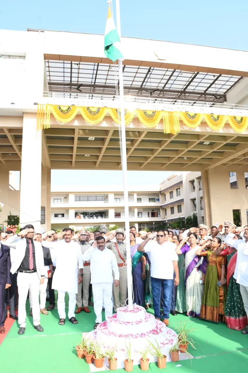 రాష్ట్ర సంపదను ప్రజలందరికీ పంపిణీ జరగాలన్న లక్ష్యంతో ప్రభుత్వం కృషి చేస్తోంద