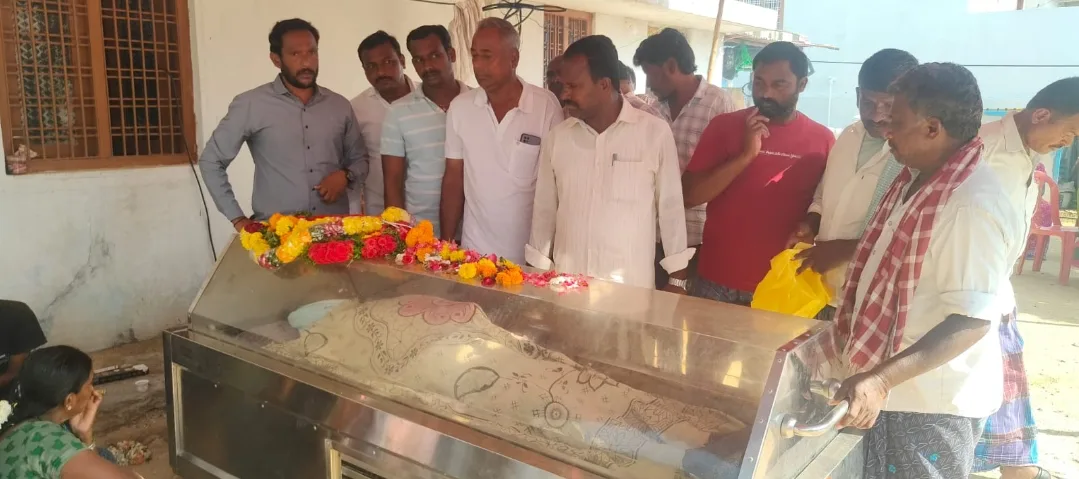మృతుడి పార్థివదేహానికి నివాళులర్పించిన మణిగిల్ల గ్రామ సర్పంచు……..శ్రీనివాస్ గౌడ్