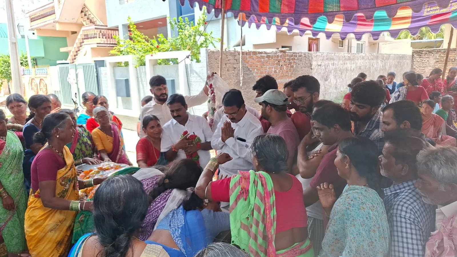 మృతుడి భౌతిక కాయానికి పూలమాల వేసి నివాళులర్పించిన…………. *మాజీ మంత్రి నిరంజన్ రెడ్డి