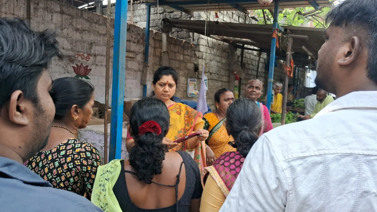గోదావరిఖని రిటైల్ మార్కెట్ అగ్నిప్రమాద బాధితులను పరామర్శించిన బీజేపీ నాయకులు సొమరపు లావణ్య