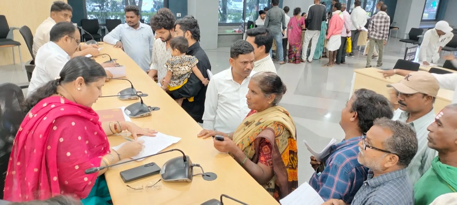 ప్రజావాణి అర్జీలను పెండింగ్‌లో ఉంచొద్దు – జిల్లా రెవెన్యూ అధికారి రాజేశ్వరి….