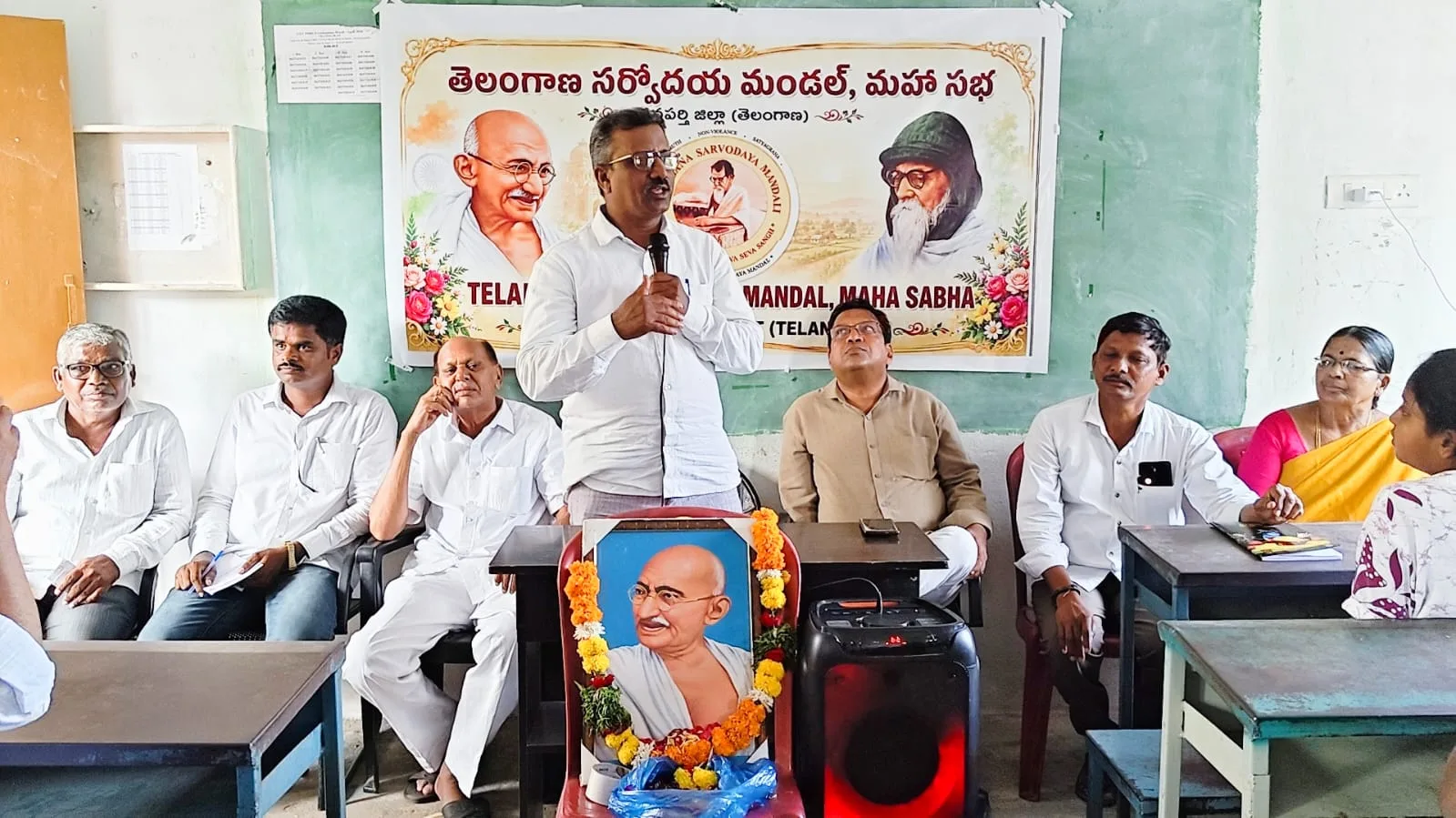 భూదాన భూములను అన్యాక్రాంతం నుంచి రక్షించాలి