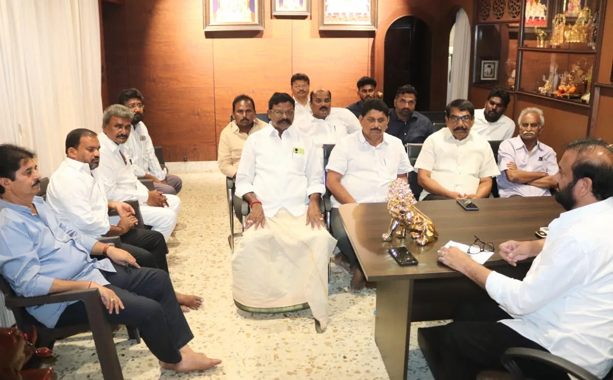 వైసీపీ నాయకులతో సమీక్ష సమావేశం నిర్వహించిన నల్లపరెడ్డి..
