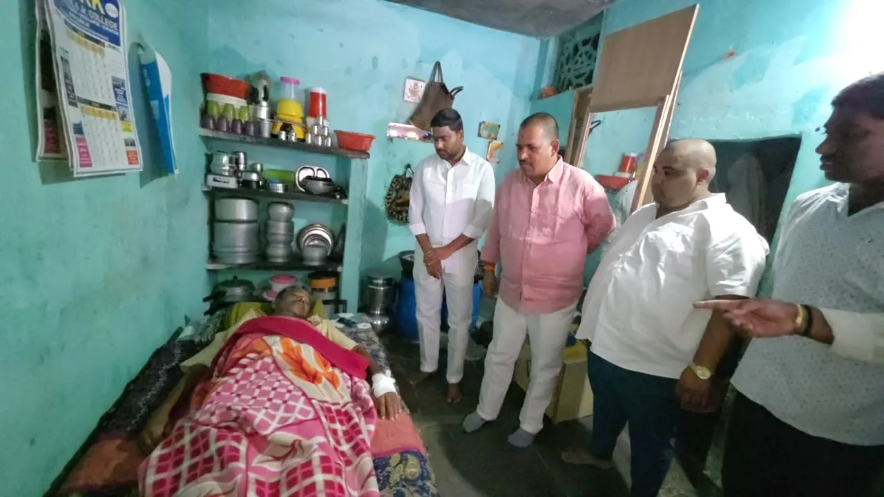 అనారోగ్యంతో బాధపడుతున్న బాధితులను పరామర్శించిన శంభీపూర్ క్రిష్ణ