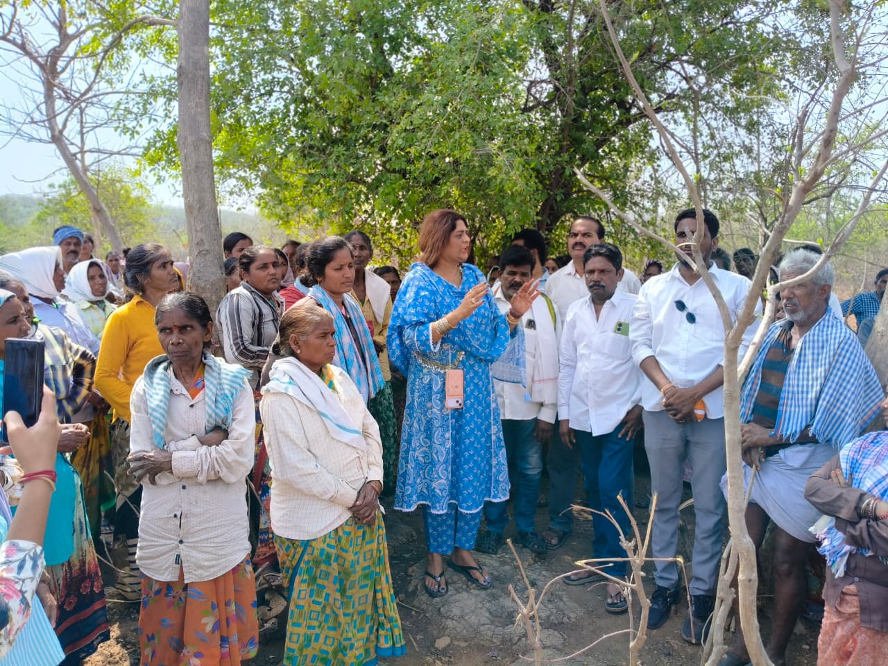 కూలీల కష్టాలకు అండగా… సమస్యల పరిష్కారానికి ముందడుగు ..