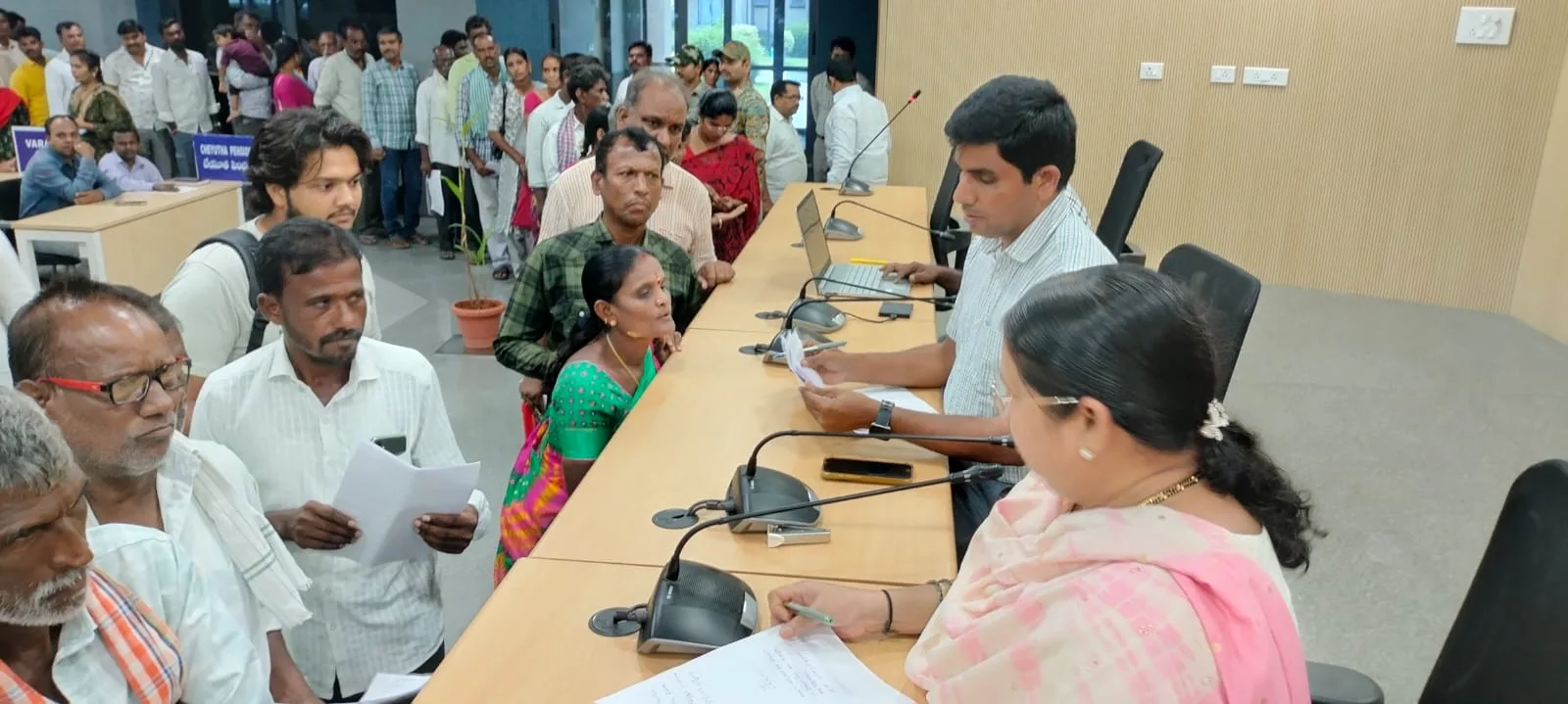 ప్రజల సమస్యల పరిష్కారానికి అధికారులు చొరవ చూపాలి….