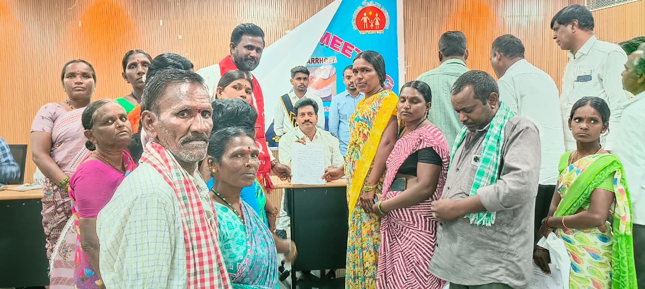 సోషల్ వెల్ఫేర్ హాస్టల్ వర్కర్స్ పెండింగ్ వేతనాలను చెల్లించాలనీ ప్రజావాణిలో కలెక్టర్కు ఫిర్యాదు