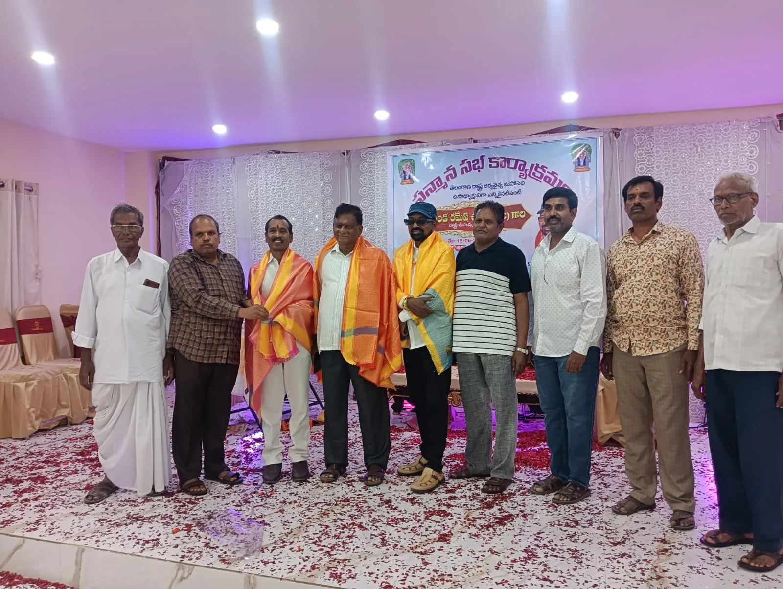 ఆర్యవైశ్య నేతలను సన్మానించిన సీనియర్ జర్నలిస్ట్