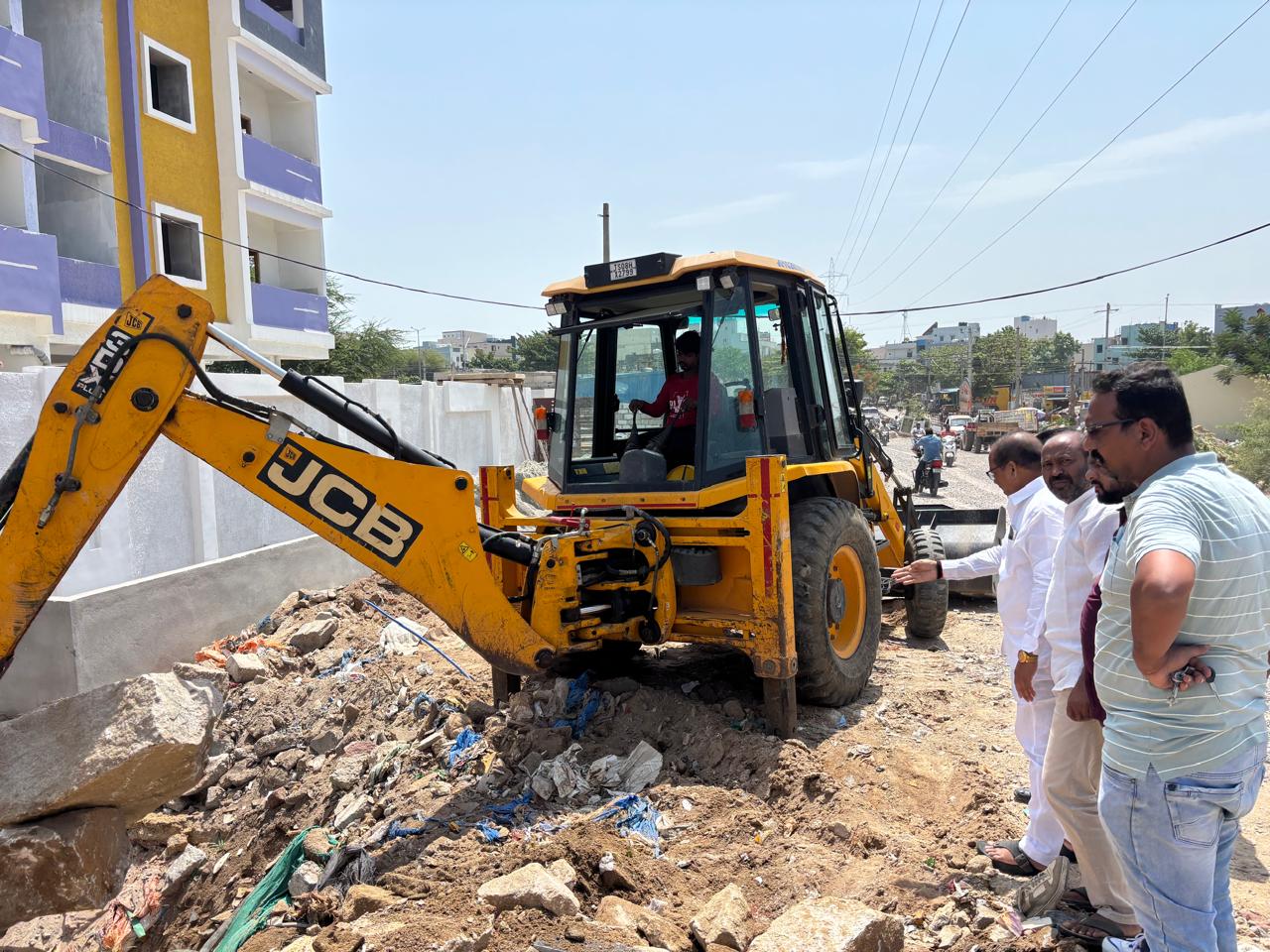 వర్షపు నీటి కాలువ నిర్మాణ పనులను పరిశీలించిన వెంకటేష్ గౌడ్