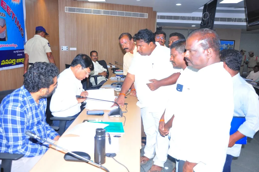 జిల్లా అధికారుల అవినీతి బాగోతం బయటపెడతామంటే ఎందుకంత ఉలికిపాటు