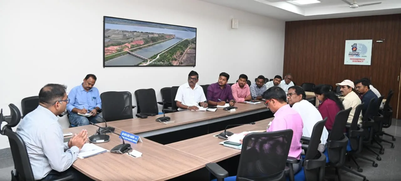 పంచాయతీరాజ్ ఇంజినీరింగ్ శాఖ అధికారులతో అభివృద్ధి పనుల పురోగతిపై సమీక్ష నిర్వహించిన జిల్లా కలెక్టర్..