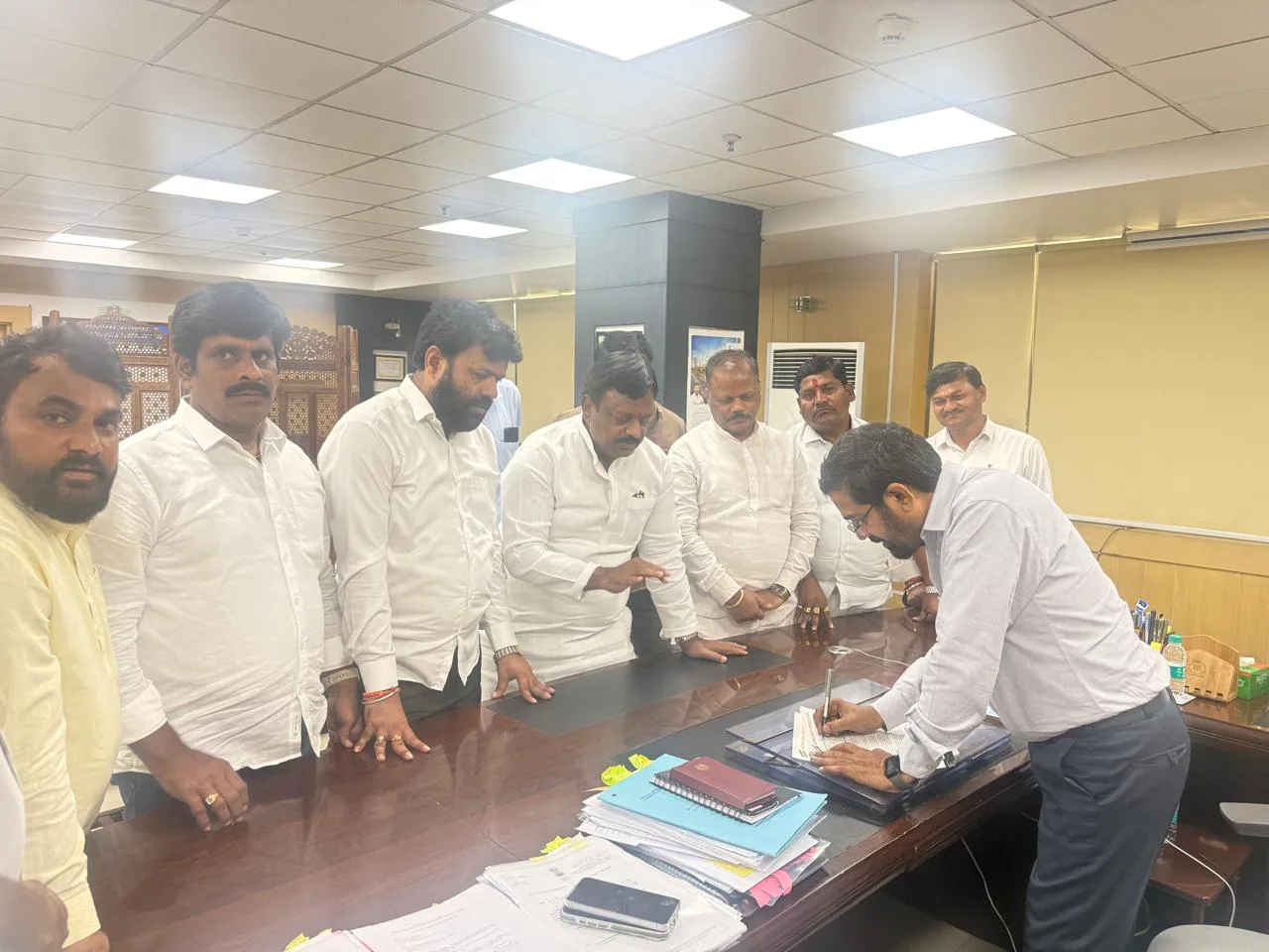 ప్రగతి నగర్, రాజీవ్ గృహకల్ప, ఏరో నగర్, కె.వి.ఆర్ వ్యాలీ ప్రాంతాల్లో నీటి సమస్యలపై (HMWSS&B) ఎండీని కలిసిన కొలన్ హన్మంత్ రెడ్డి