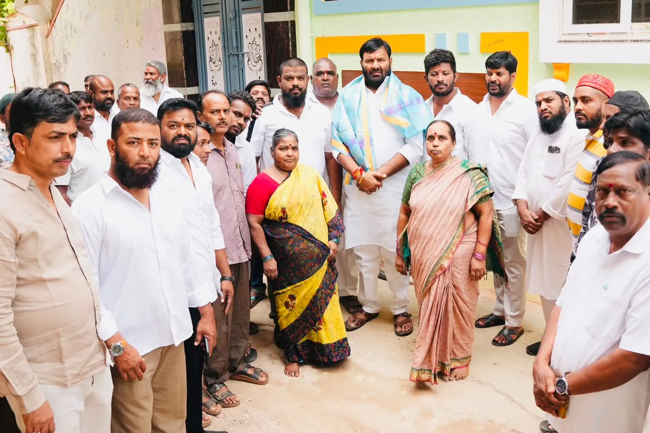 గాజులరామారం సర్కిల్ పరిధిలోని శ్రీరామ్ నగర్ కాలనీలో మంజూరైన సిసి రోడ్లను పరిశీలించిన మాజీ శాసనసభ్యులు కూన శ్రీశైలం గౌడ్….