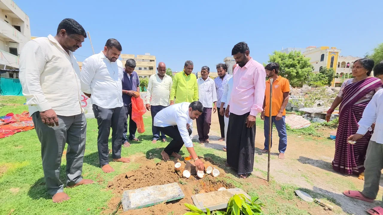 శ్రీ పోచమ్మతల్లి భూమి పూజా కార్యక్రమంలో పాల్గొన్న కుత్బుల్లాపూర్ నియోజకవర్గ బీఆర్ఎస్ నేత శంభీపూర్ క్రిష్ణ
