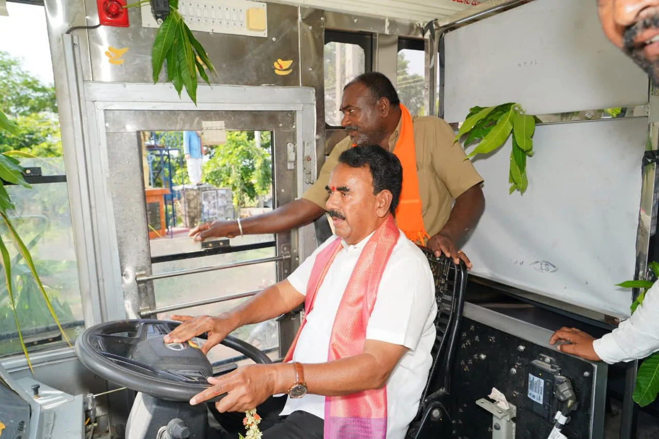 మండల మహిళా సమాఖ్య బస్సును ప్రారంభించిన మంత్రి జూపల్లి