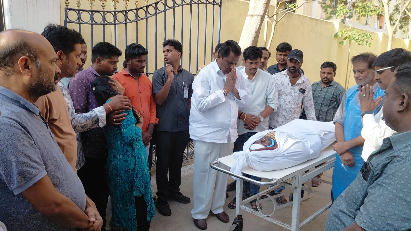 కరెంటు షాక్‌తో మృతి చెందిన కుటుంబానికి అండగా మంత్రి అడ్లూరి లక్ష్మణ్ కుమార్…