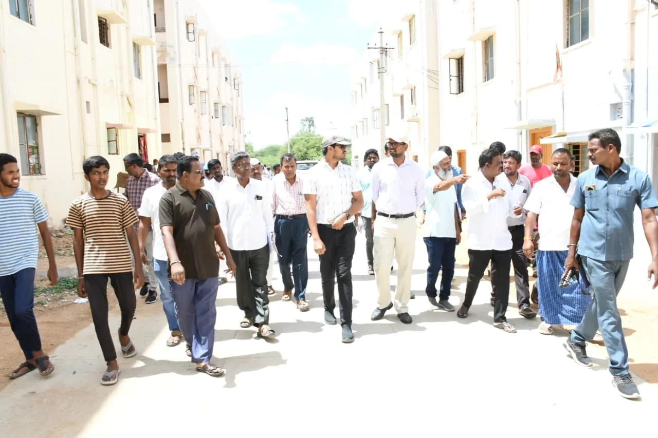 చిట్యాల డబుల్ బెడ్‌రూమ్ కాలనీలో సౌకర్యాలను పరిశీలించిన రాష్ట్ర హౌసింగ్ కార్పొరేషన్ ఎండీ వీపీ గౌతమ్, జిల్లా కలెక్టర్ ఆదర్శ్ సురభి