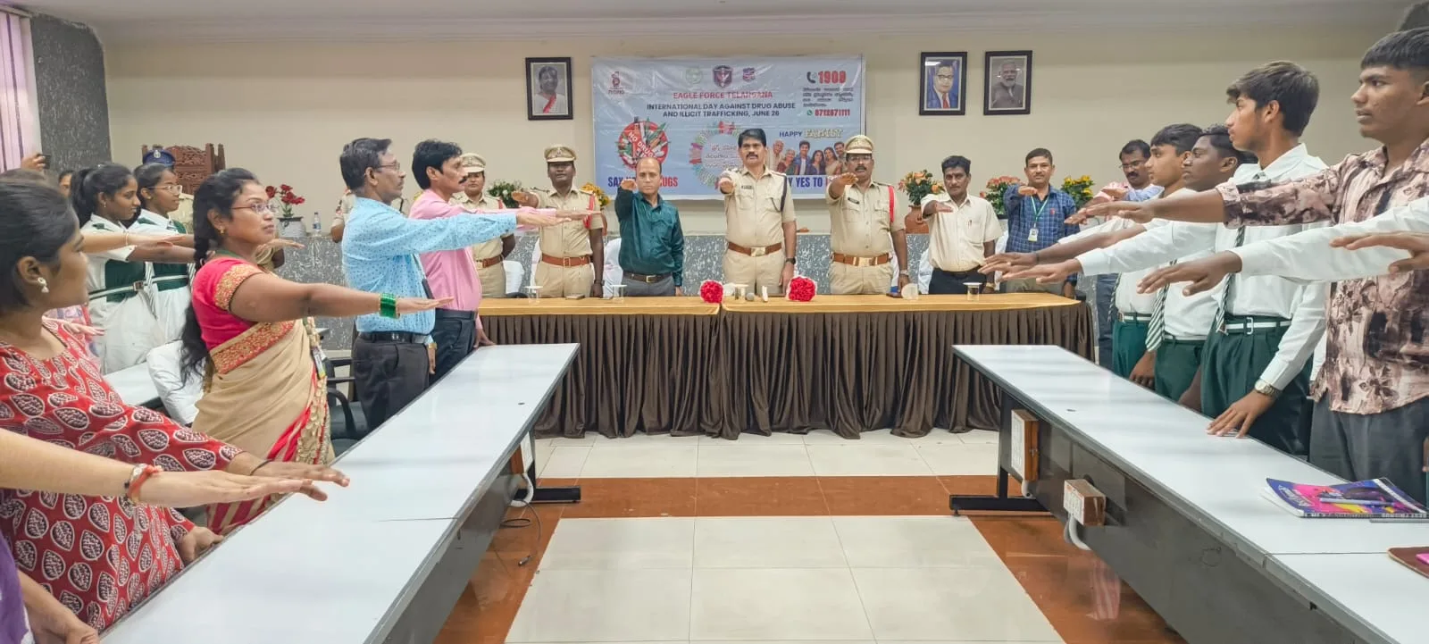 మాదక ద్రవ్యాలకు దూరంగా ఉండాలని విద్యార్థులతో ప్రతిజ్ఞ చేయిస్తున్న పోలీసు అధికారులు