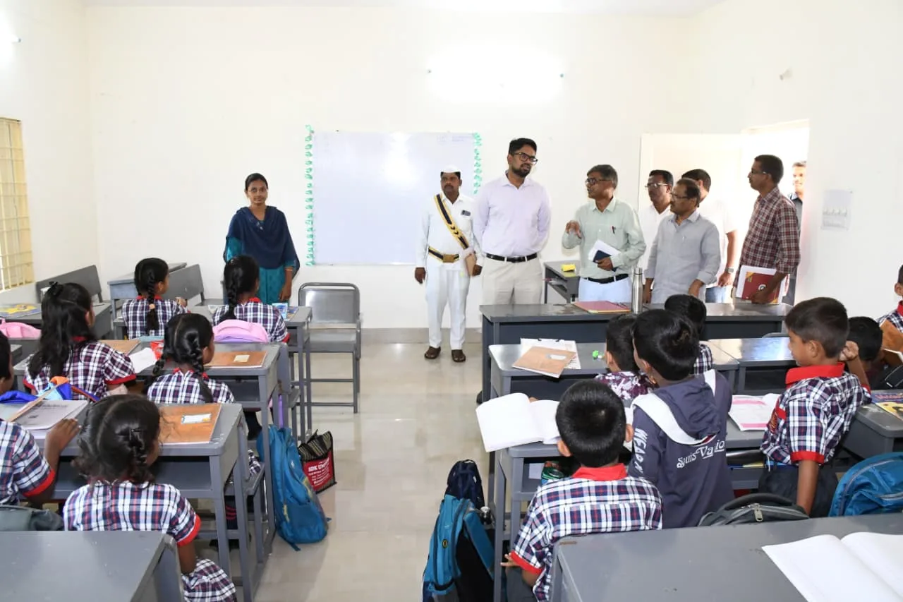 ప్రభుత్వ విద్యాసంస్థల్లో నాణ్యమైన విద్యతో పాటు అన్ని సౌకర్యాలు అందుబాటులో ఉంచాలి
