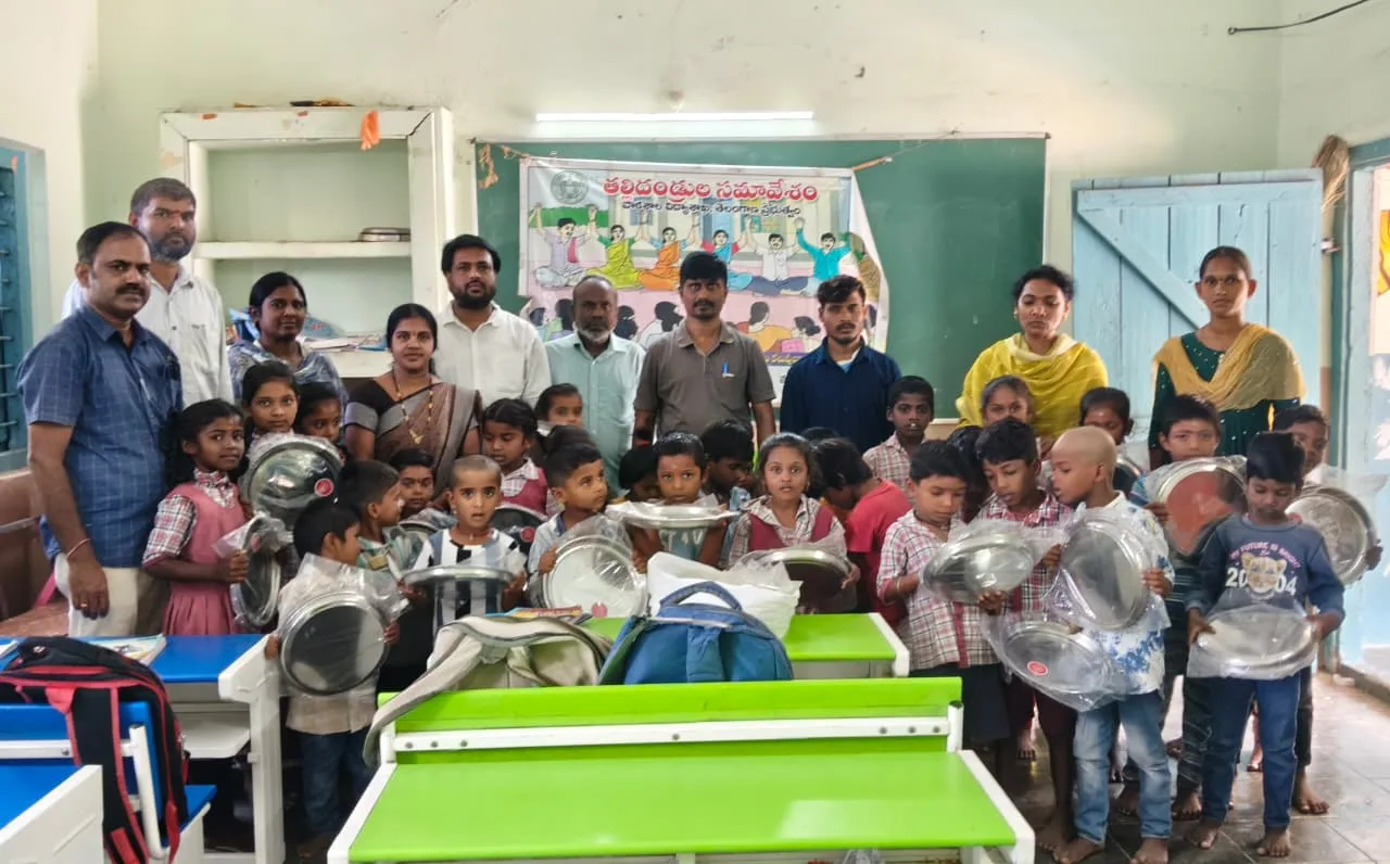 విద్యార్థుల కోసం ప్లేట్ల పంపిణీ చేసిన మాజీ ఎంపీటీసీ బండారి శ్రీవాణి-కిరణ్