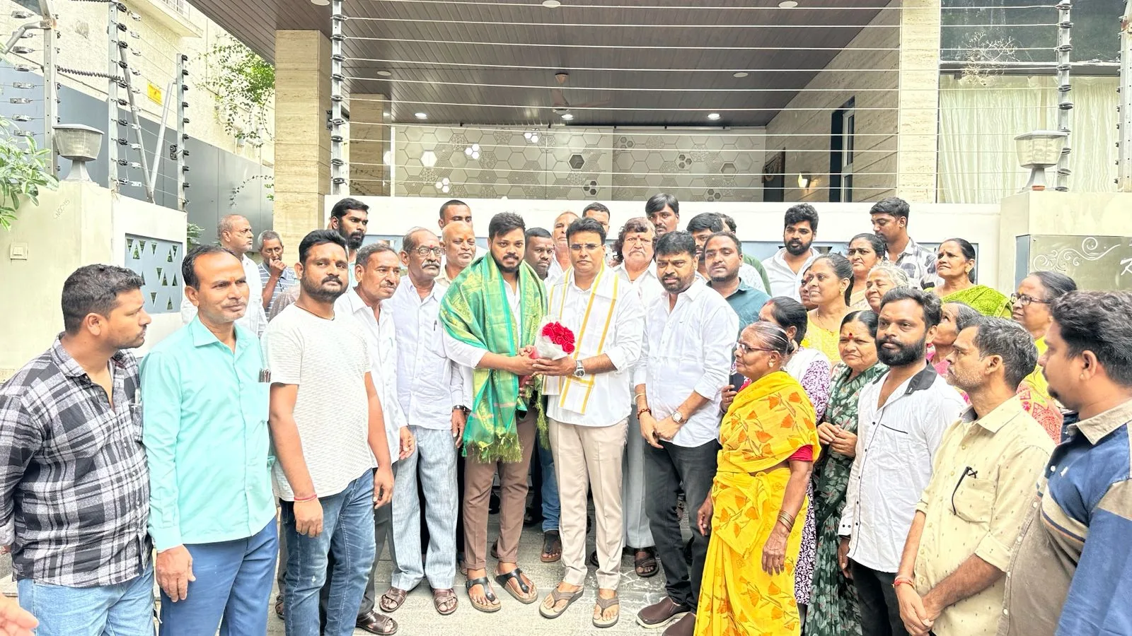 బిఆర్ఎస్ ఎల్పి విప్, ఎమ్మెల్యే కేపీ.వివేకానంద్  ని మర్యాద పూర్వకంగా కలిసిన అయోధ్య నగర్ కాలనీ నూతన అధ్యక్షులు జోయెల్…
