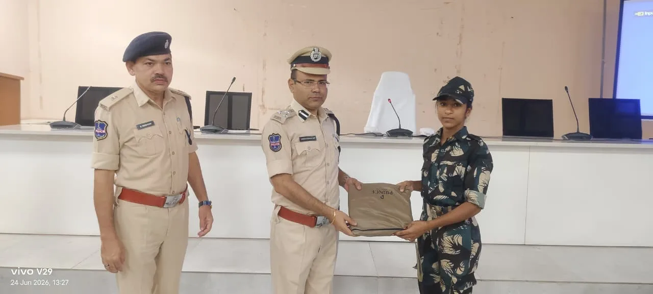 పోలీస్ సిబ్బంది సంక్షేమమే లక్ష్యం… రెయిన్‌కోట్లు పంపిణీ చేసిన పోలీస్ కమిషనర్….