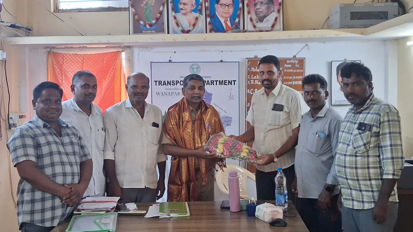 డి.టి.ఓ ను సన్మానించిన లారీ అసోసియేషన్
