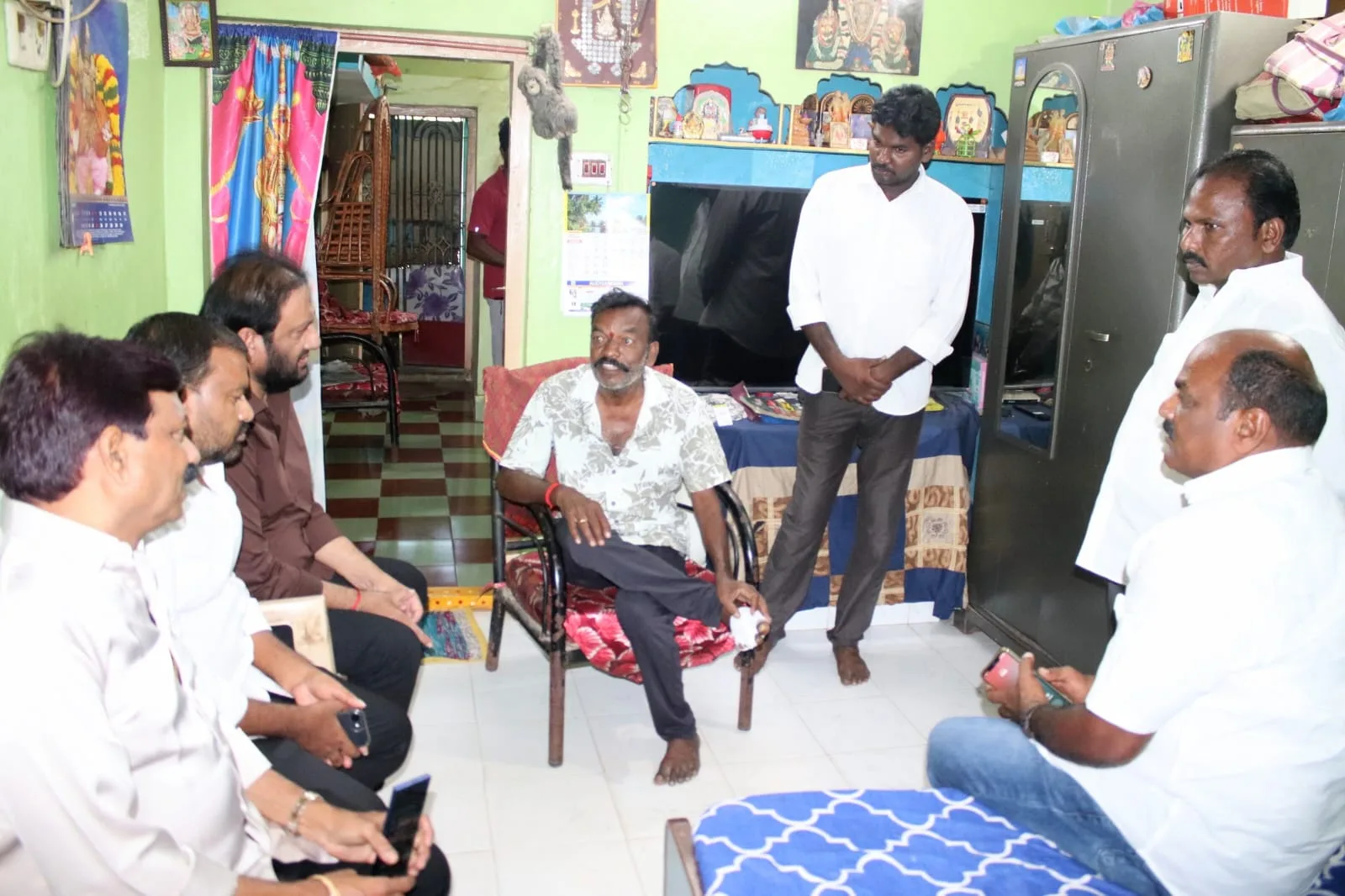 గుబ్బా రాధయ్య పరామర్శించిన నల్లపరెడ్డి..