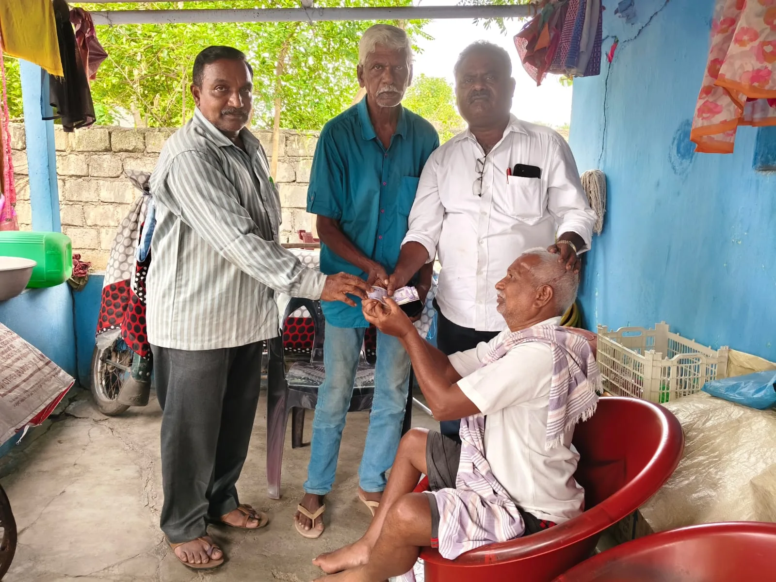 పక్షవాతంతో మంచానికే పరిమితమైన కళాకారుడు కొమురయ్యకు అండగా చీకటి అంజన్న….