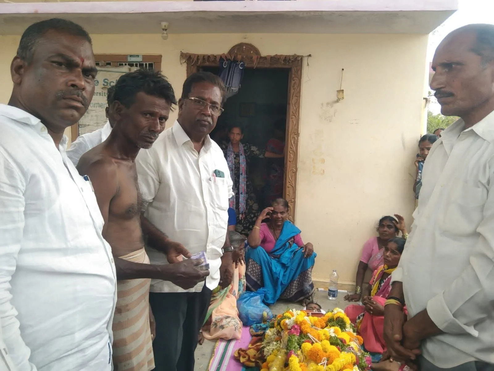 మృతురాలి దహన సంస్కాల కోసం ఆర్థిక సహాయం అందజేసిన….. రావుల చంద్రశేఖర్ రెడ్డి
