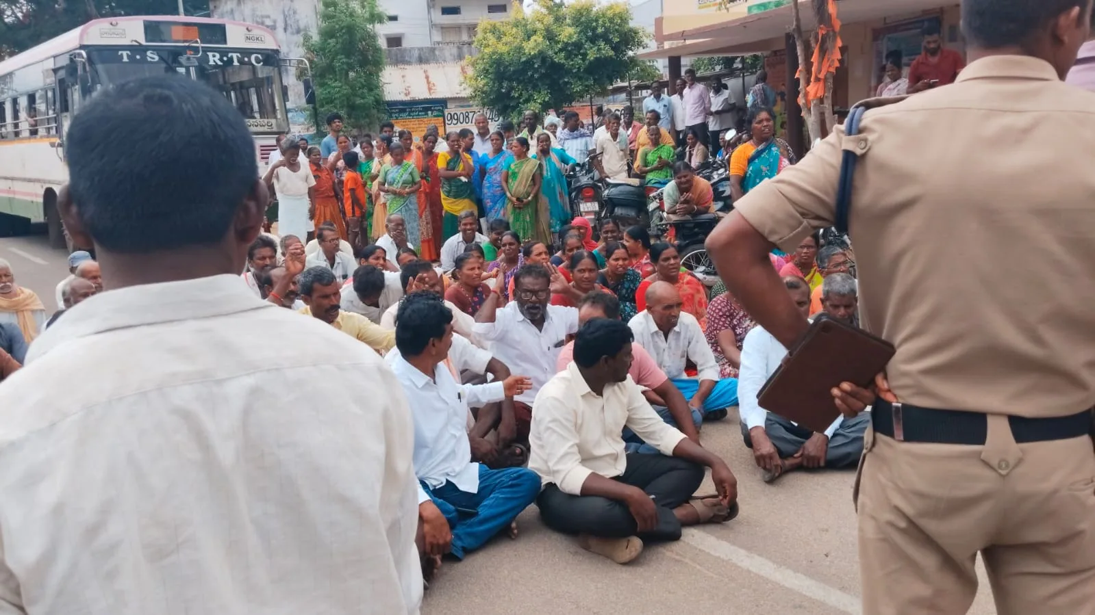 నష్టపరిహారం పెంచాలని బుద్దారాం రిజర్వాయర్ ముంపు బాధితుల రాస్తారోకో