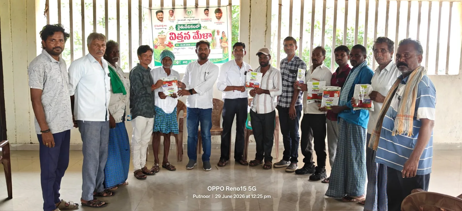పుట్నూరు రైతు వేదికలో విత్తన మేళా నిర్వహించిన మండల వ్యవసాయ అధికారి బండి ప్రమోద్.