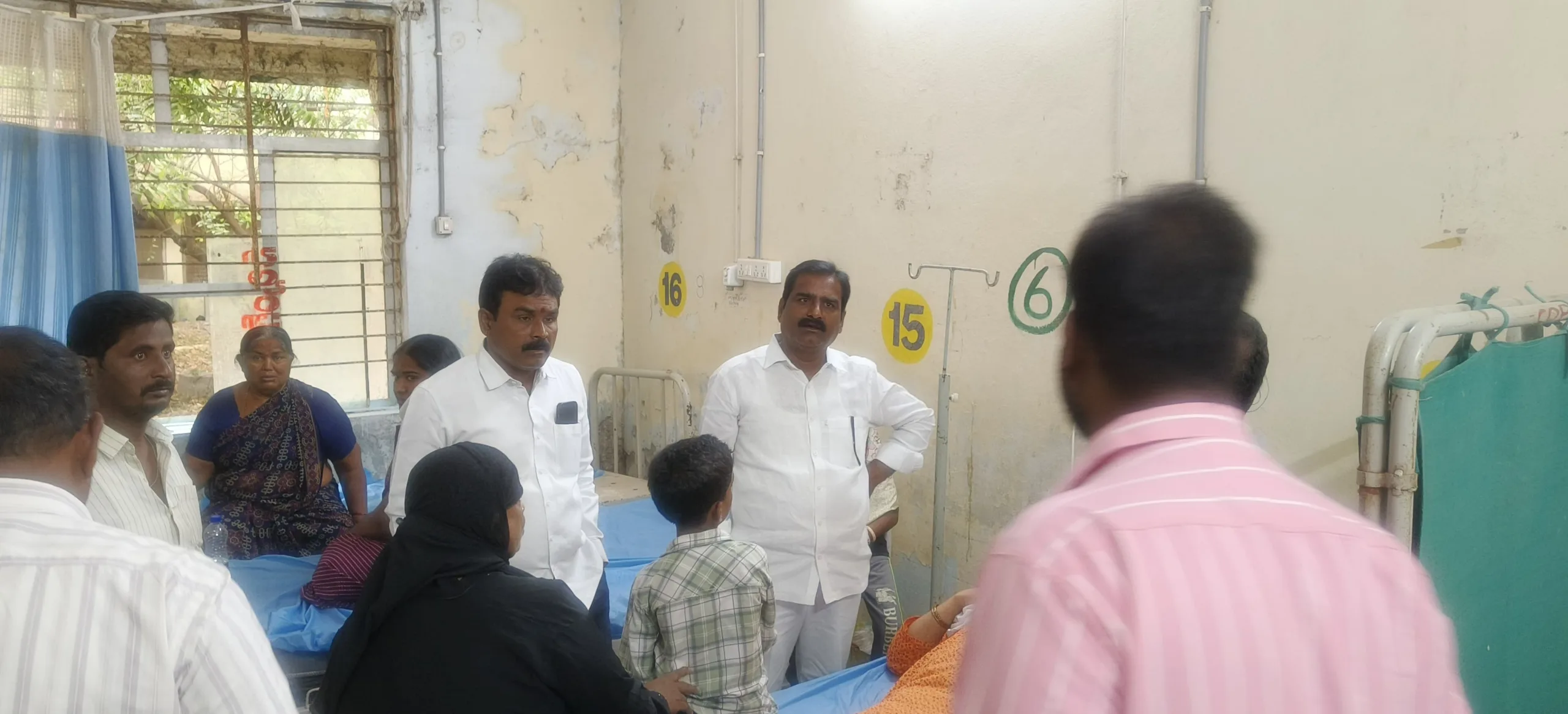 రోడ్డు ప్రమాద బాధితులను పరామర్శించిన బీఆర్ఎస్ నాయకులు గట్టు యాదవ్, వాకిటి శ్రీధర్