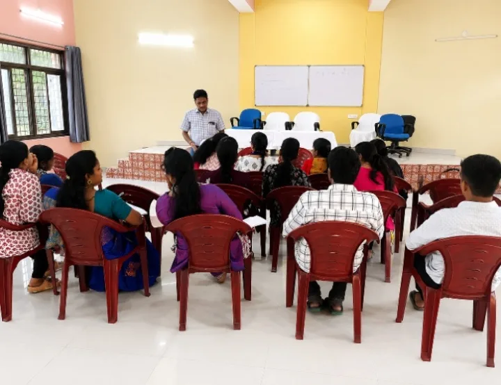 ఎన్టీపీసీ రామగుండం ప్రాంగణంలోని తరగతి గదిలో గ్రామీణ యువత పోటీ పరీక్షల కోచింగ్ కోసం కూర్చుని, ఉపాధ్యాయుడు బోర్డు ముందు నిలిచాడు.
