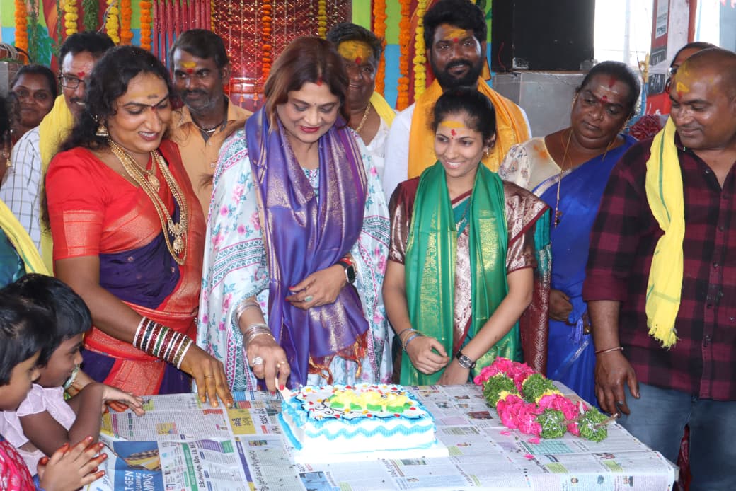ఎల్లమ్మ అమ్మవారి బోనాల జాతరలో పాల్గొన్న మనాలి ఠాకూర్….