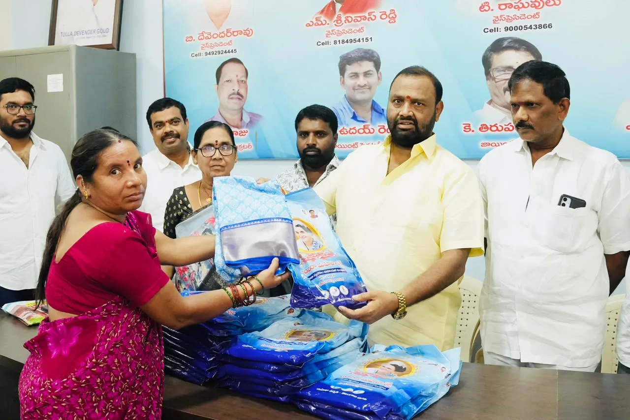 మహిళా సంఘాల సభ్యులకు ఇందిరమ్మ చీరలను పంపిణీ