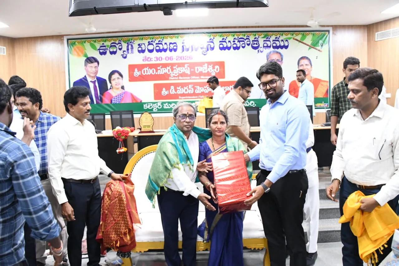 ప్రభుత్వ ఉద్యోగులు నిజాయితీ నిబ్ధతతో విధులు నిర్వహించాలి…… జిల్లా కలెక్టర్ ఆదర్శ సురభి