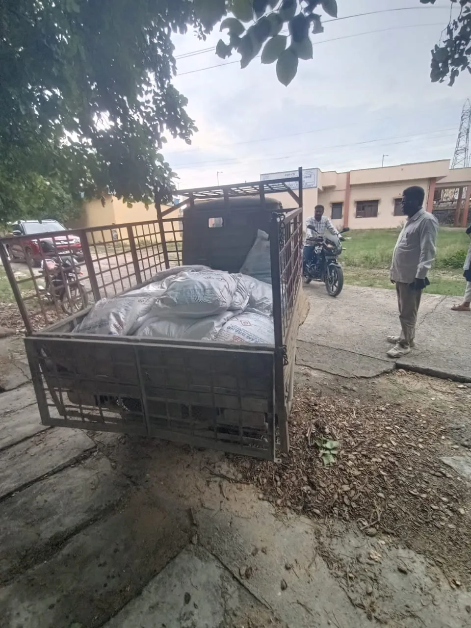 రామగుండం సీఎస్‌ఆర్‌ కార్యక్రమంలో 500 బ్లీచింగ్ పౌడర్‌ సంచులు పంపిణీ చేసిన ఎన్‌టీపీసీ…